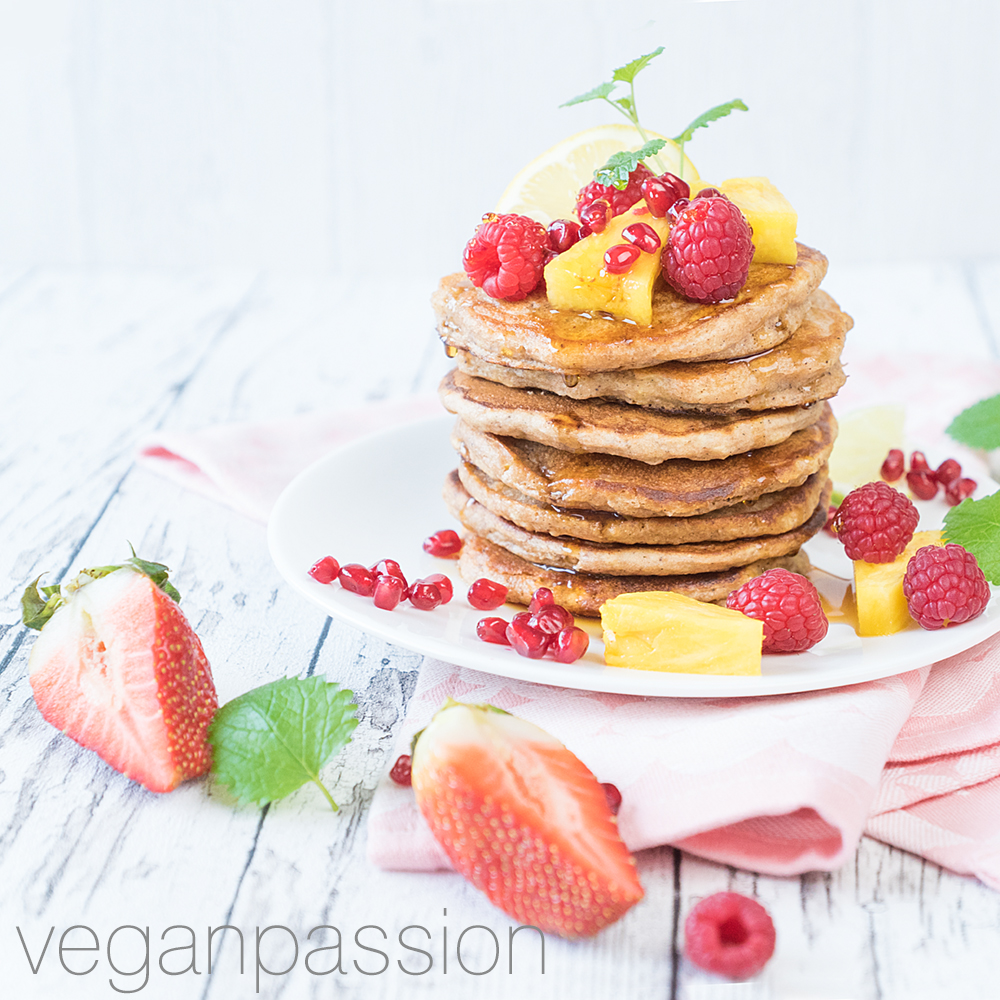 Osterbrunch ApfelVollkornPancakes mit Obst & Ahornsirup (zuckerfrei