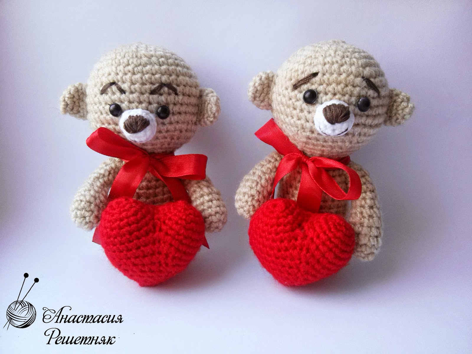 вязаные игрушки мишки с сердечком. вязаные мышки с скрдцем. мишка с сердечком крючком. вязаный медвежонок с сердечком. вязаные игрушки медвежонок с сердечком.