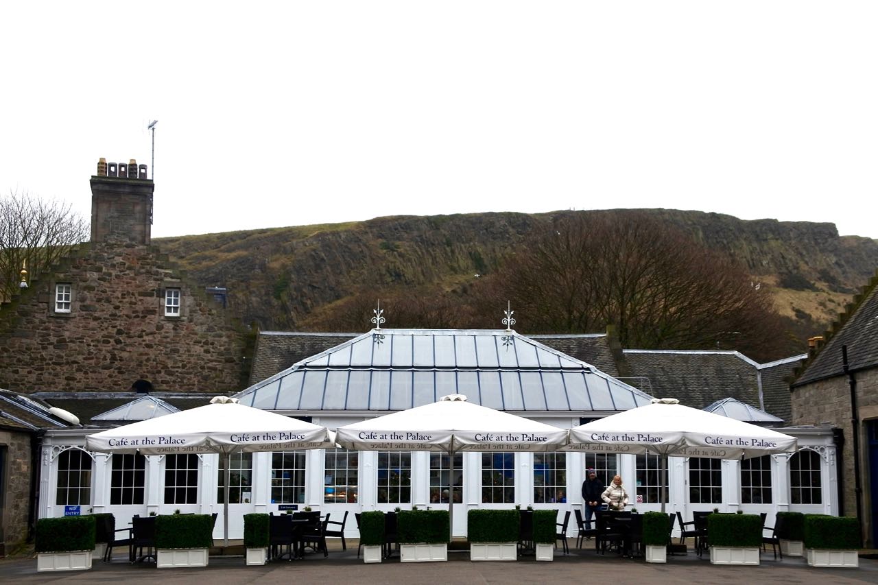 Green Gourmet Giraffe Edinburgh Sightseeing Cafe at the Palace (of