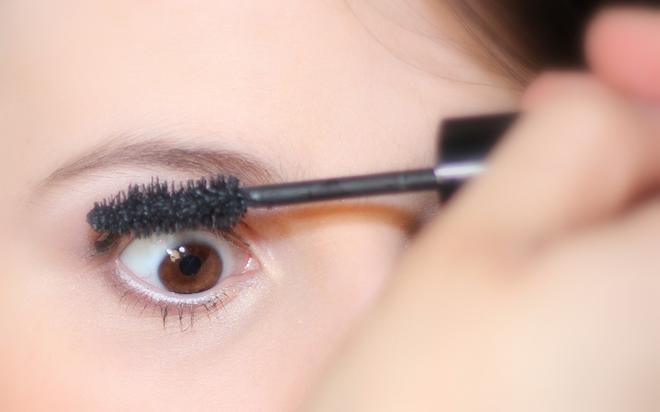 Nuts 4 Stuff Thicken Sparse Lashes With This Simple Makeup Trick!