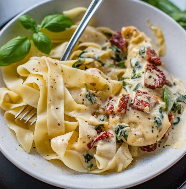 Creamy Tuscan Chicken With Spinach and Sun-Dried Tomatoes #dinner #easy