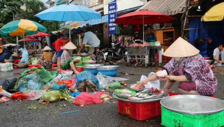 Thuc pham, trai cay 5.000 dong tai cho chieu cho cong nhan - Anh 3