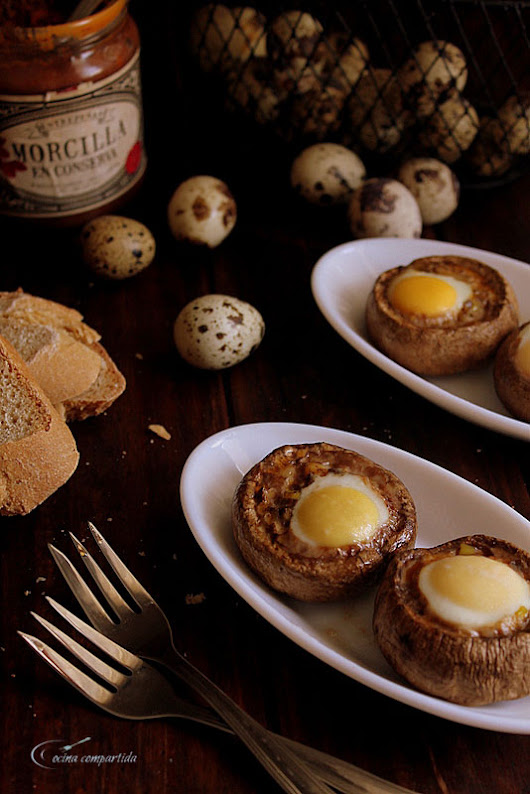 Champiñones rellenos de morcilla y huevo de codorniz