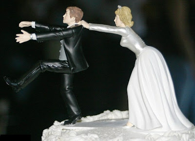divertida figura de torta de la novia jalando al novio