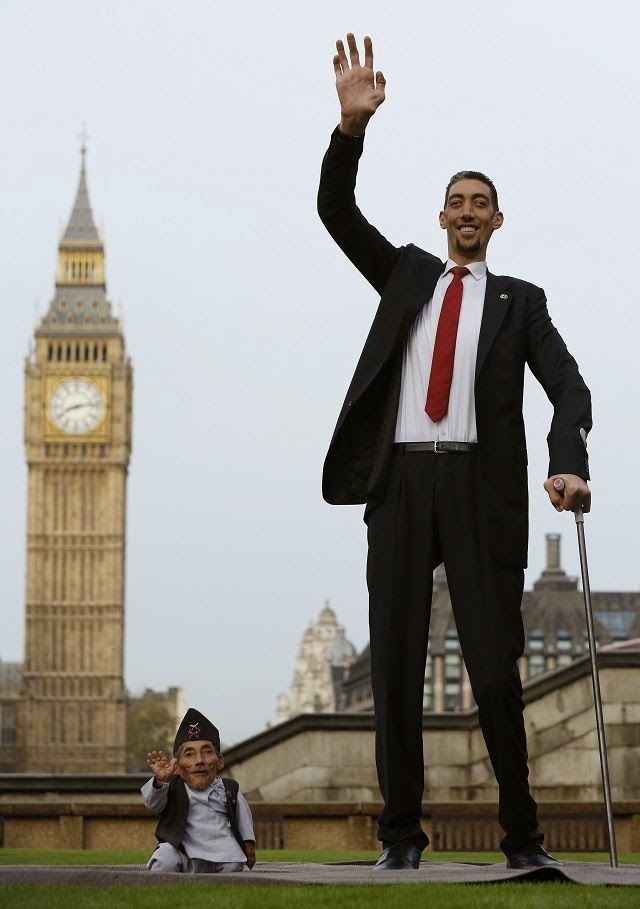 T21 Noticias El Hombre más Alto del Mundo y el Hombre más Bajo se Reunen T21 Noticias El Hombre más Alto del Mundo y el Hombre más Bajo se Reunen