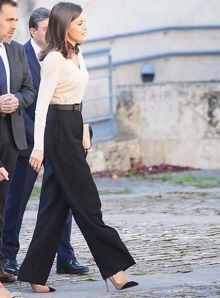 Queen Letizia wore Steve Madden Kvinna Dalia pumps, Adoldo Dominquez bicolor clutch, Mango trousers and sweater