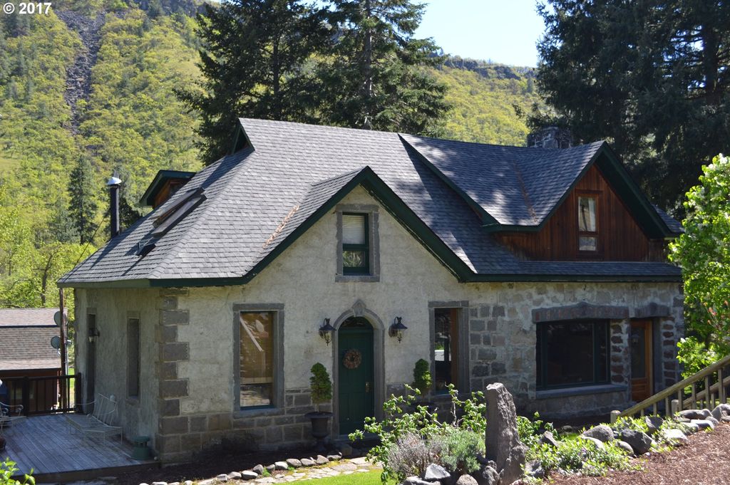 Sweet House Dreams 1898 Stone Farmhouse in The Dalles, Oregon