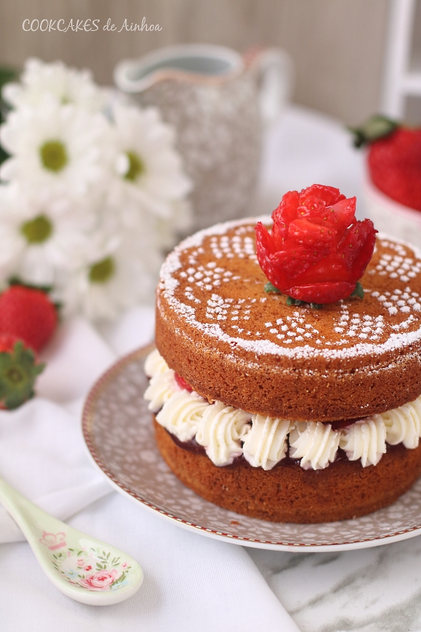 Victoria Sponge Cake. Tarta fácil de vainilla, fresas y nata