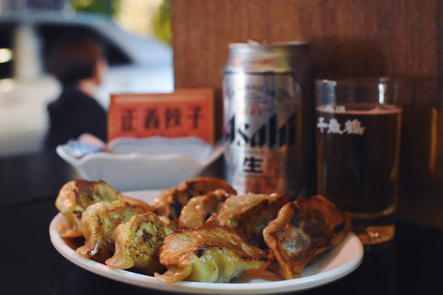 就在喝了三分之二的啤酒之後，那八顆餃子終於出現在我眼前，我感激地點了點頭，弄了沾醬，準備好好享受。