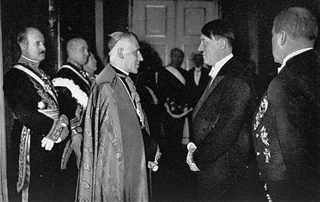Papa e Hitler, Dois Piromaníacos Filhos Das Putas