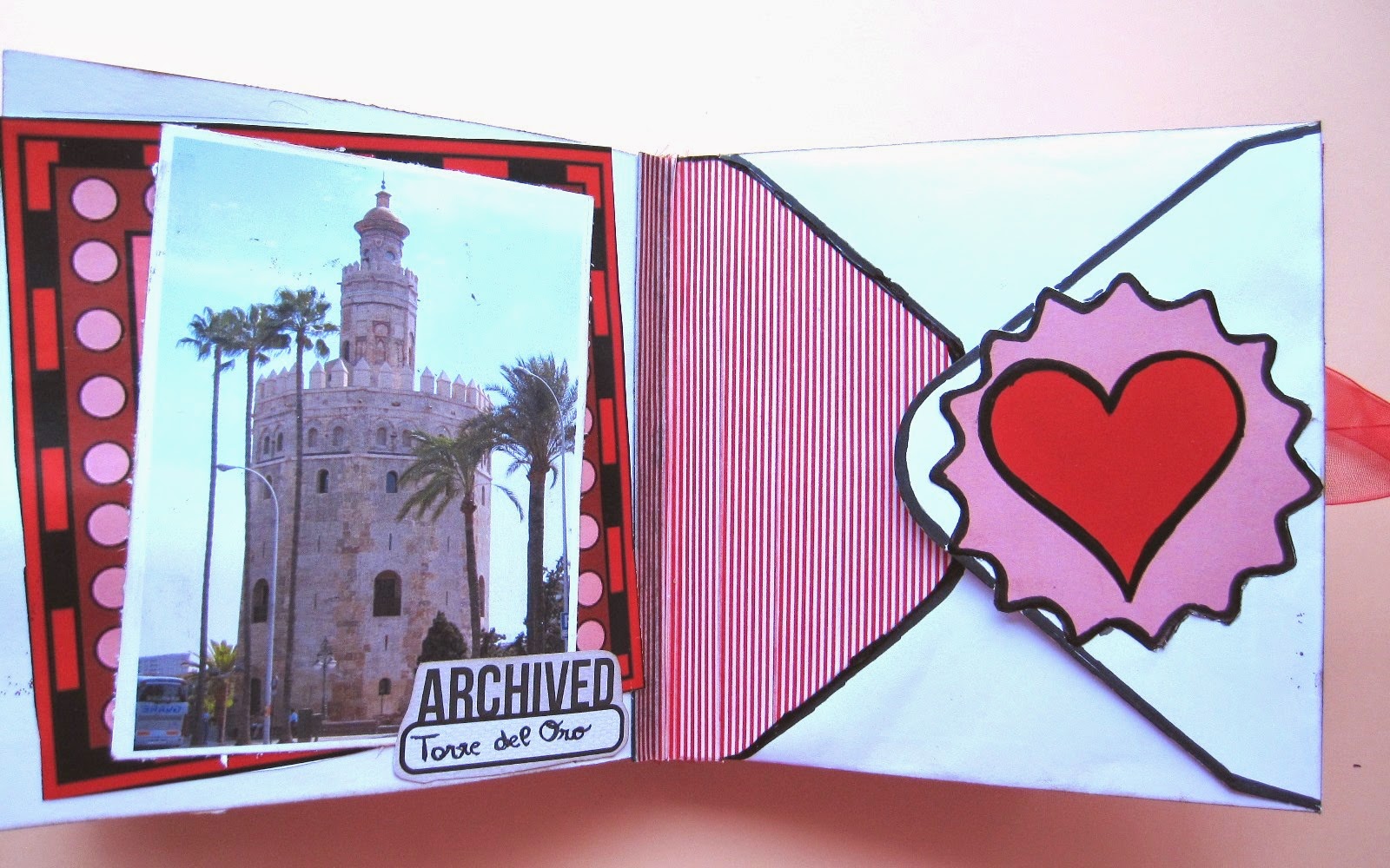 foto 2 decoración de scrapbookinkg del LOVE mini-álbum a la izquierda Torre del Oro de Sevilla y a la derecha solapa de sobre decorada con corazón y washi tape rojo y blanco