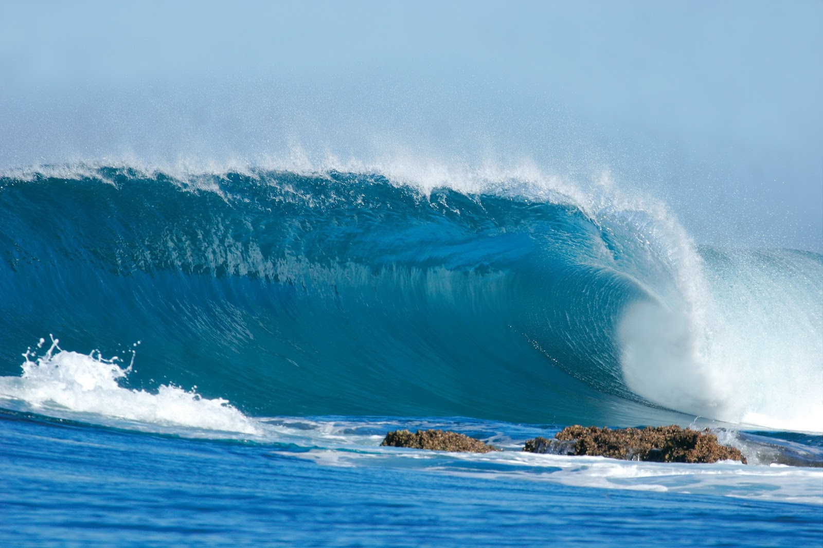 Поднимется волна огромная волна. Тихий океан волны ЦУНАМИ. Гавайи тихий океан ЦУНАМИ. Гонолулу ЦУНАМИ. Волны в тихом океане Гавайи.
