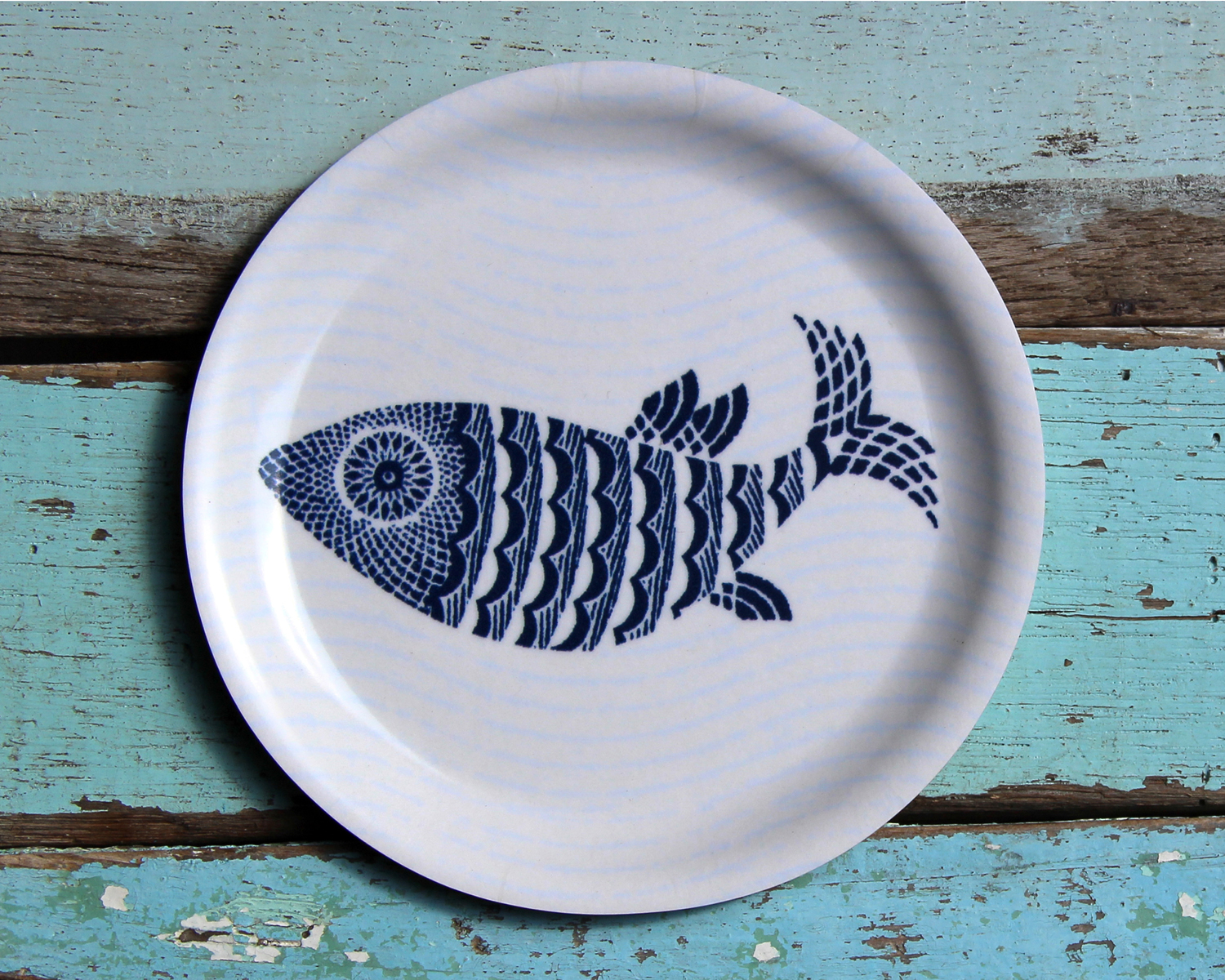 Тарелка рыбка. Орнамент рыбки. Рыба на тарелке. Рыбный орнамент. Тарелка с рыбками.