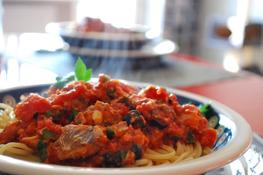 Spaghetti z sardynkami, czarnymi oliwkami i kaparami