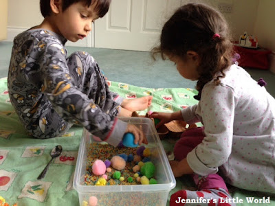 How to make an Easter themed sensory tub for toddlers and young children