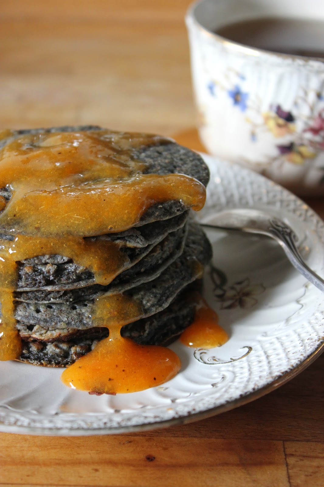 Cuillère et saladier Black pancakes et leur coulis de kaki vanillé