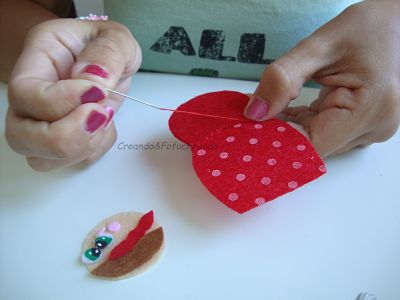 cosiendo-matrioska-roja-bolsa-con-matrioskas-de-fieltro-colaboración-con-creavea