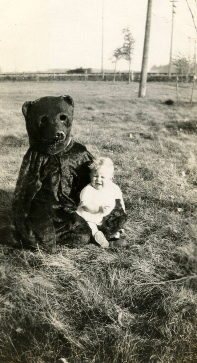 42 Vintage Snapshots of Freaky Halloween Costumes That Give You a