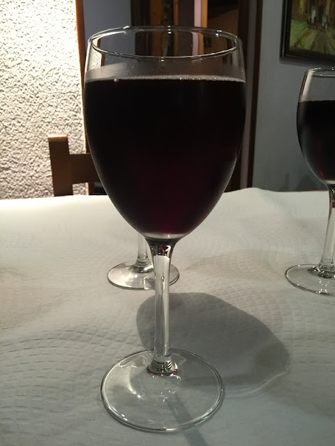 Copa de vino con casera del restaurante la Piula Copa de vino con casera del restaurante la Piula