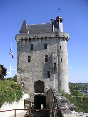 «Tour de l'horloge château de Chinon». Publicado bajo la licencia CC BY-SA 2.5 vía Wikimedia Commons - http://commons.wikimedia.org/wiki/File:Tour_de_l%27horloge_ch%C3%A2teau_de_Chinon.JPG#/media/File:Tour_de_l%27horloge_ch%C3%A2teau_de_Chinon.JPG.
