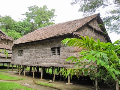 Rumah-rumah Tradisional di Sarawak dan Sabah - Pemandangan & Senibina