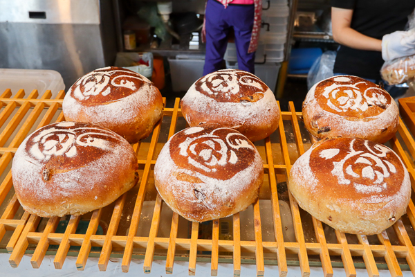 南投水里歐樂麵包店有現烤麵包和素食餐飲，位於車埕木業展示館內