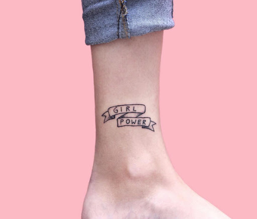 Esta menina de energia banner no tornozelo