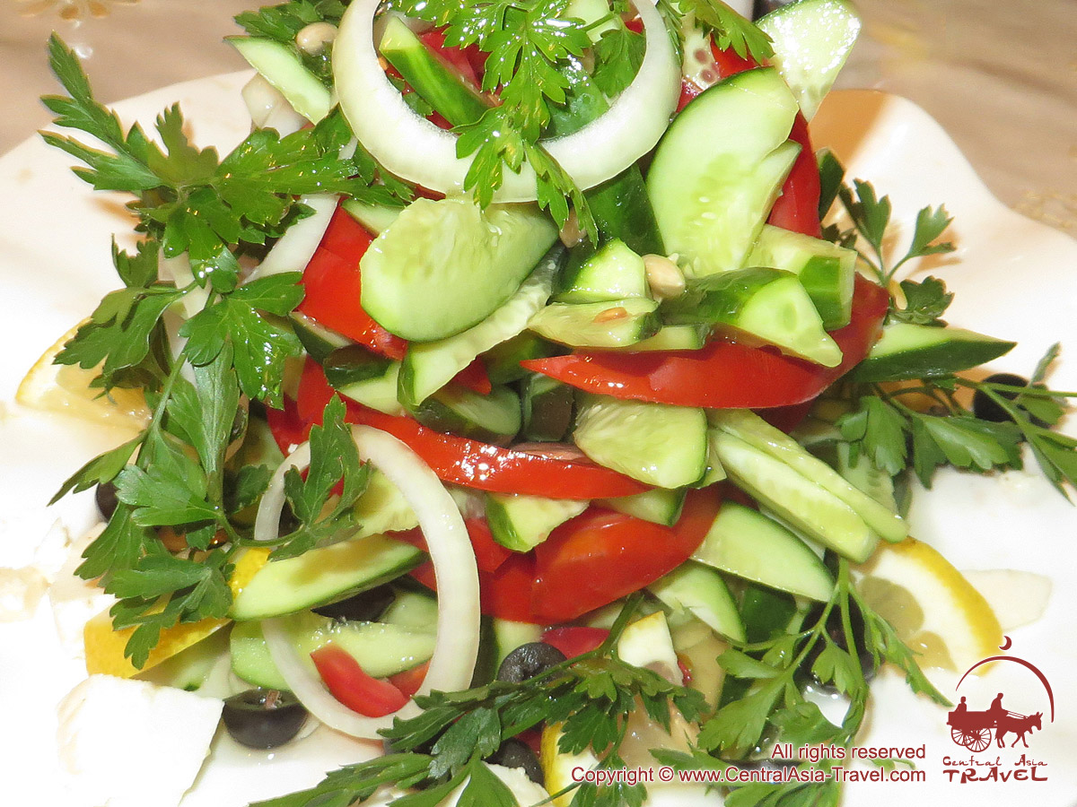 заправка для салата из огурцов и помидоров. заправка для салата огурцы с помидорами. заправка для салата огурцы с помидорами. салат с моцареллой и помидорами и базиликом. салат из огурцов помидоров с бальзамическим уксусом.