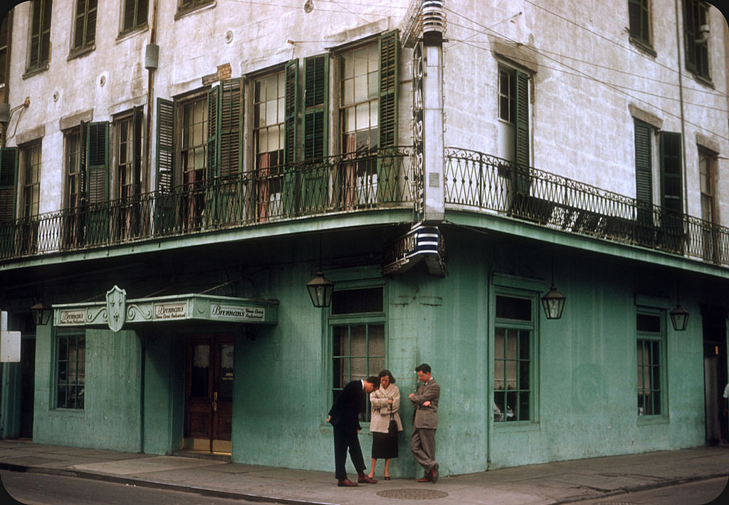 40 Color Snapshots That Capture Street Scenes of New Orleans During the 1950s vintage everyday