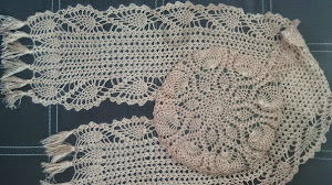 Camino de mesa y almohadón tejidos al crochet - con esquemas