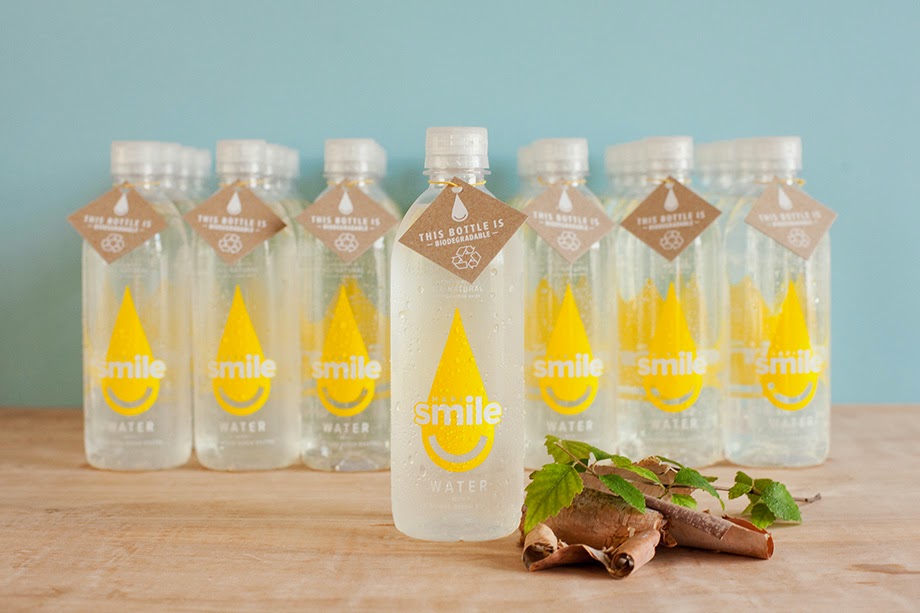 смайлик с капелькой. капелька воды. капля воды мультяшная. смайлик водяного. смайлик воды.