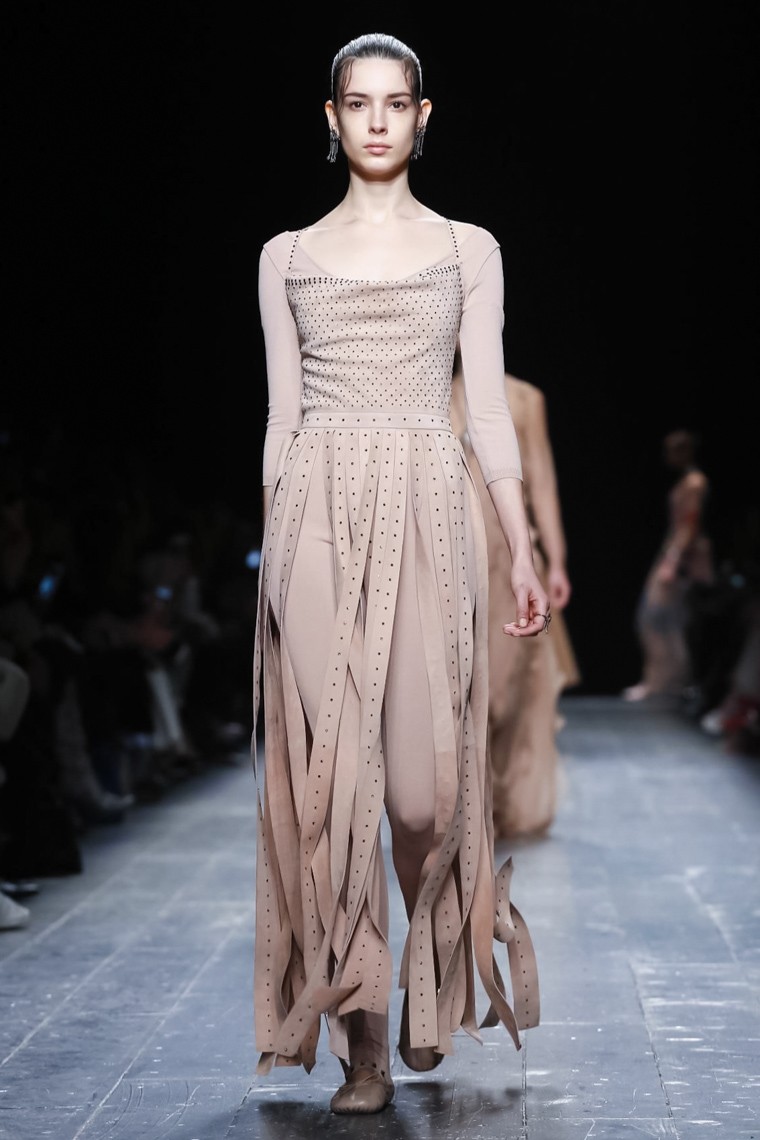 Valentino Fall/Winter 2016-2017 RTW PFW valentino-fall-winter-2016-2017-collection-paris-fashion-week, valentino-fall-winter-2016-2017, valentino-fall-winter-2016, valentino-fall-winter-2017, valentino-fall-winter, valentino-fall, valentino-fall-2016, valentino-fall-2017, valentino-fall-2016-2017, valentino-automne-hiver, valentino-automne-hiver-2016-2017, valentino-automne-hiver-2016, valentino-automne-hiver-2017, paris-fashion-week-2017, du-dessin-aux-podiums, dudessinauxpodiums