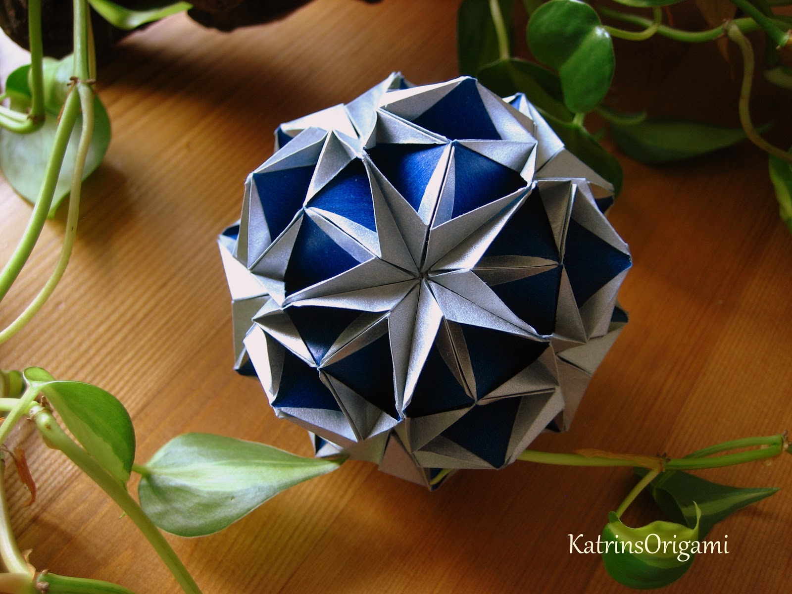 Origami die Kunst des Papierfaltens: Origami Snow Star Kusudama