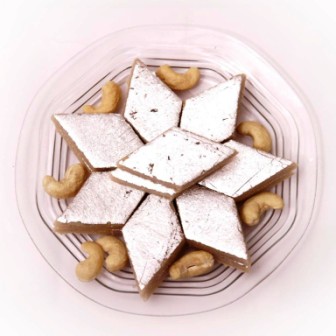 काजू की कतली बनाने की विधि - Kaju Katli Recipe in Hindi काजू की कतली बनाने की विधि - Kaju Katli Recipe in Hindi