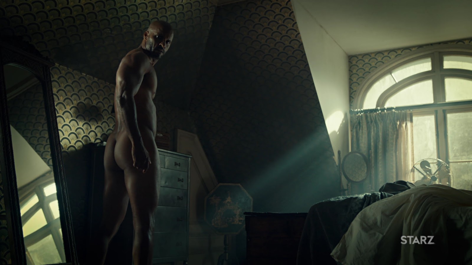 Ricky Whittle naked bum in American Gods S02E04.
