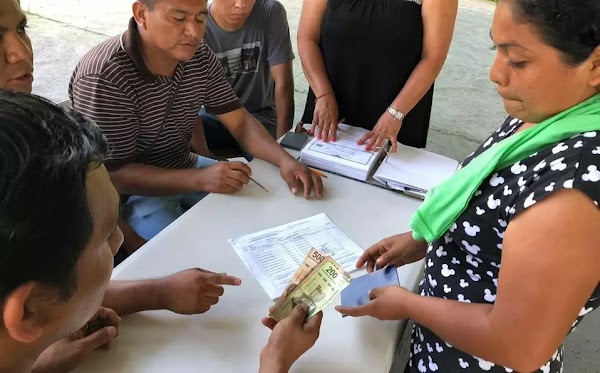 Migrantes reciben su primer pago del gobierno de mexico, les dan 2 mil 262 pesos. Migrantes reciben su primer pago del gobierno de mexico, les dan 2 mil 262 pesos.