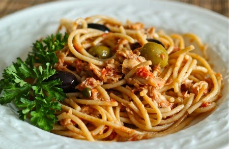 bucatini tonno, acciughe, capperi e olive (clicca e condividi)