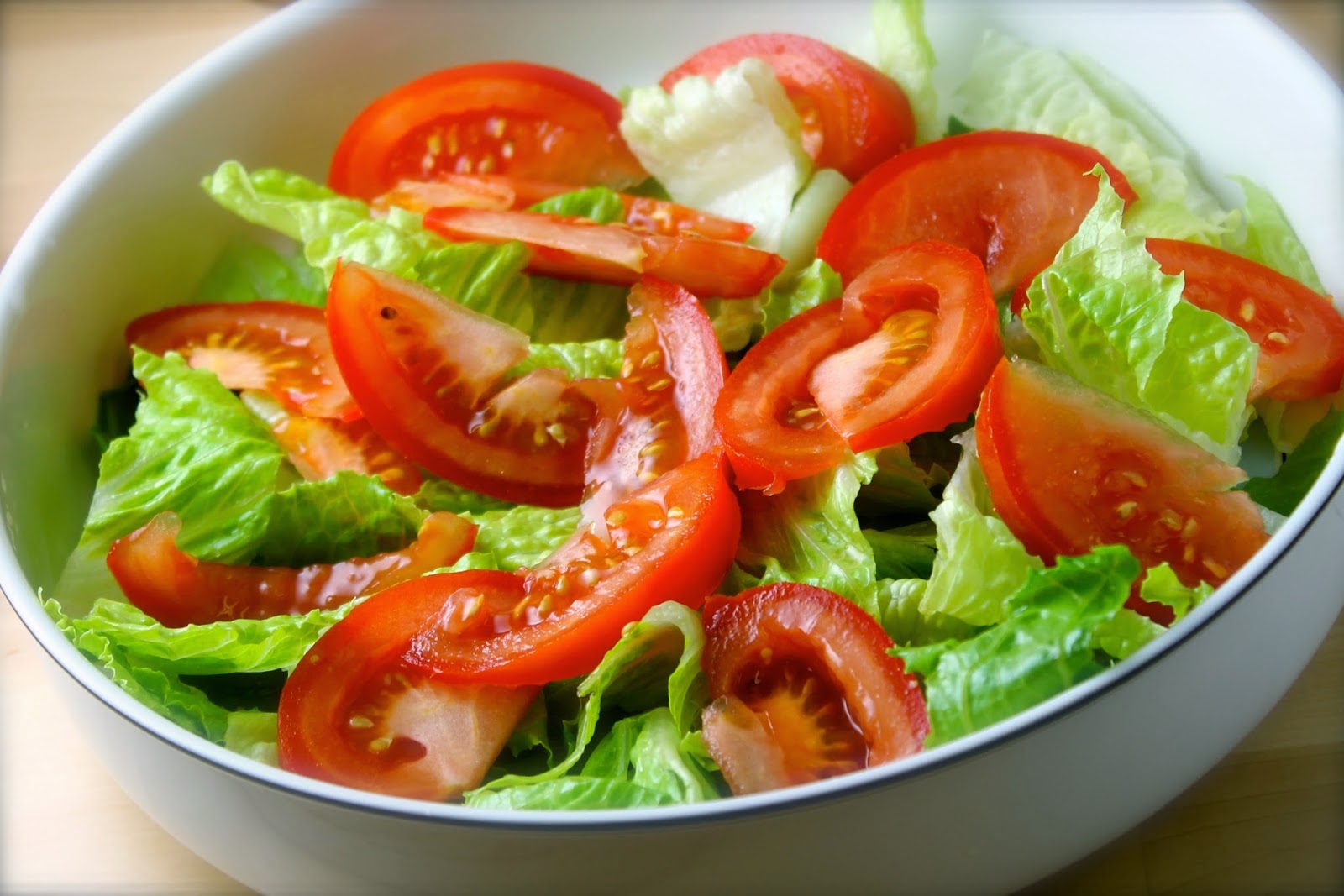 Можно ли салат при гастрите. Овощной салат. Овощные салаты диетические. Летний овощной салат. Салат с листьями салата и помидорами.
