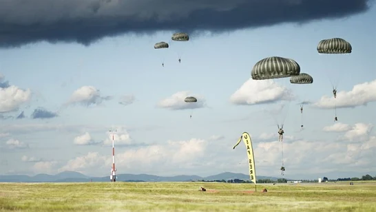 Imagem de paraquedas caindo, simbolizando currículos chegando em uma empresa