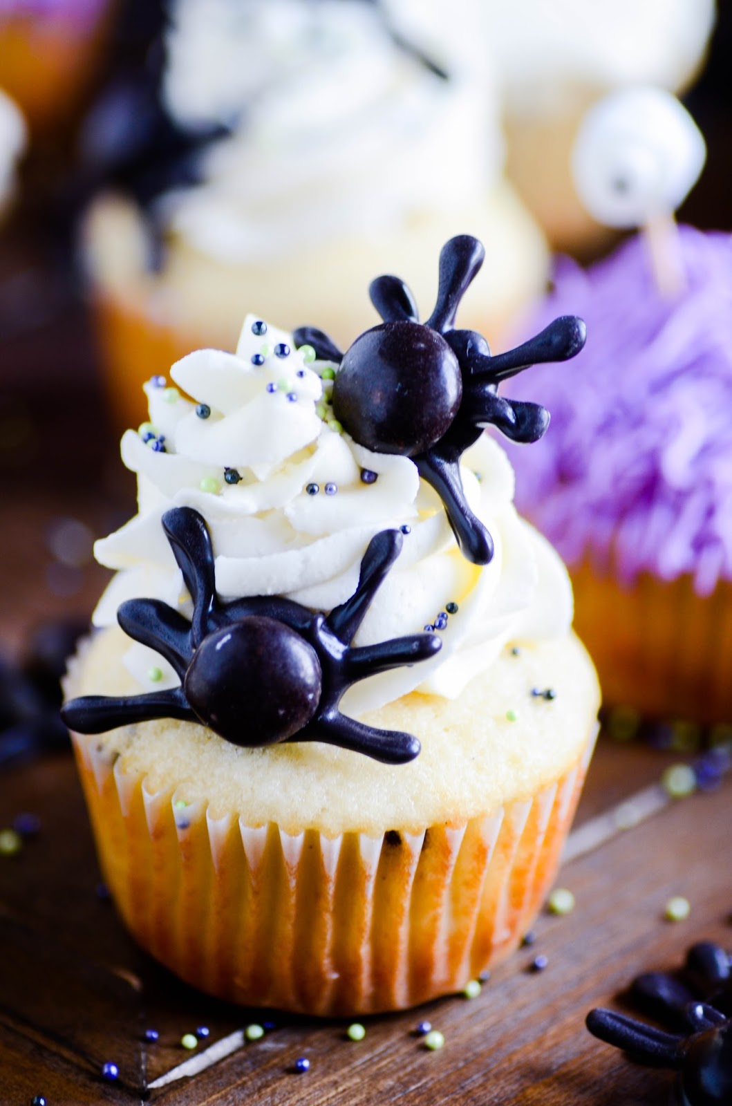 These spooky Halloween cupcakes are CRAZY EASY and eerily delicious. Grab a bag of cookies & cream M&Ms to make our easy edible black widow spiders!