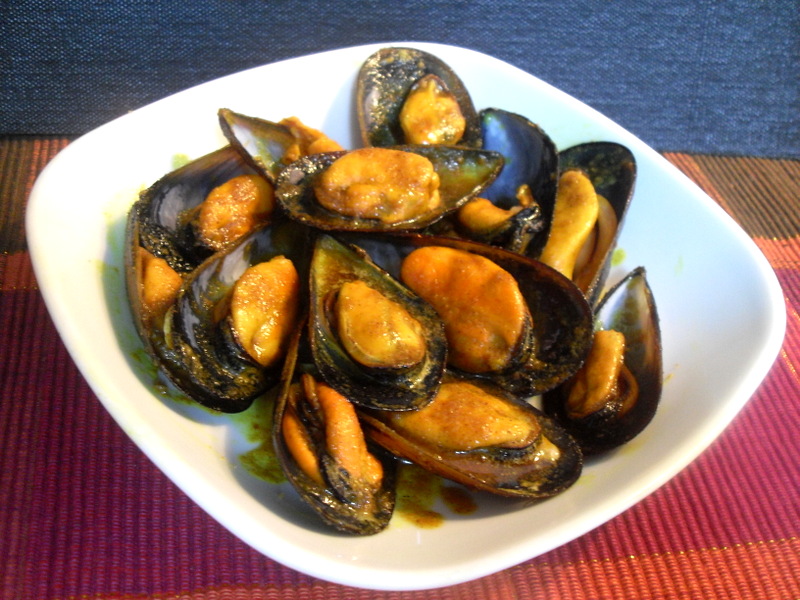 Presentación de un plato con mejillones al curry sin lactosa