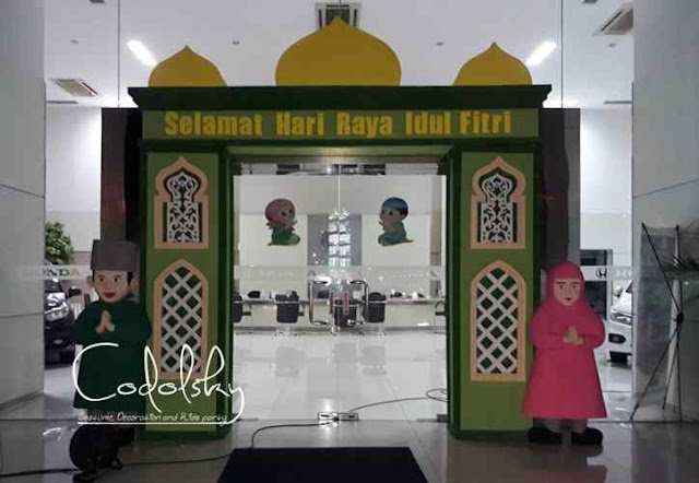 Dekorasi gate bentuk pengajian masjid tema idul fitri saat bulan puasa ramadhan dari gabus styrofoam di gedung kantor showroom Honda bintaro