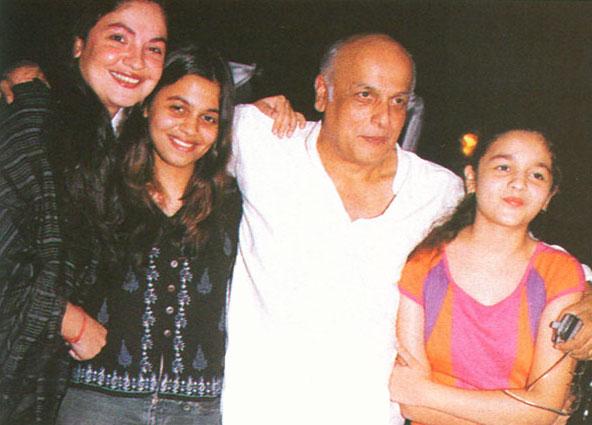 Alia Bhatt with her sisters and father
