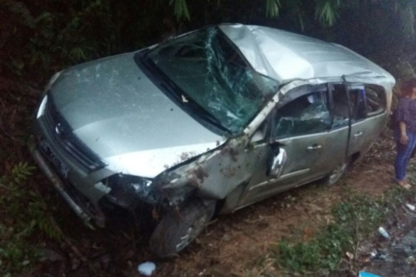 Mobil Kijang Terguling dan Menghantam Tebing di Sekadau Mobil Kijang Terguling dan Menghantam Tebing di Sekadau
