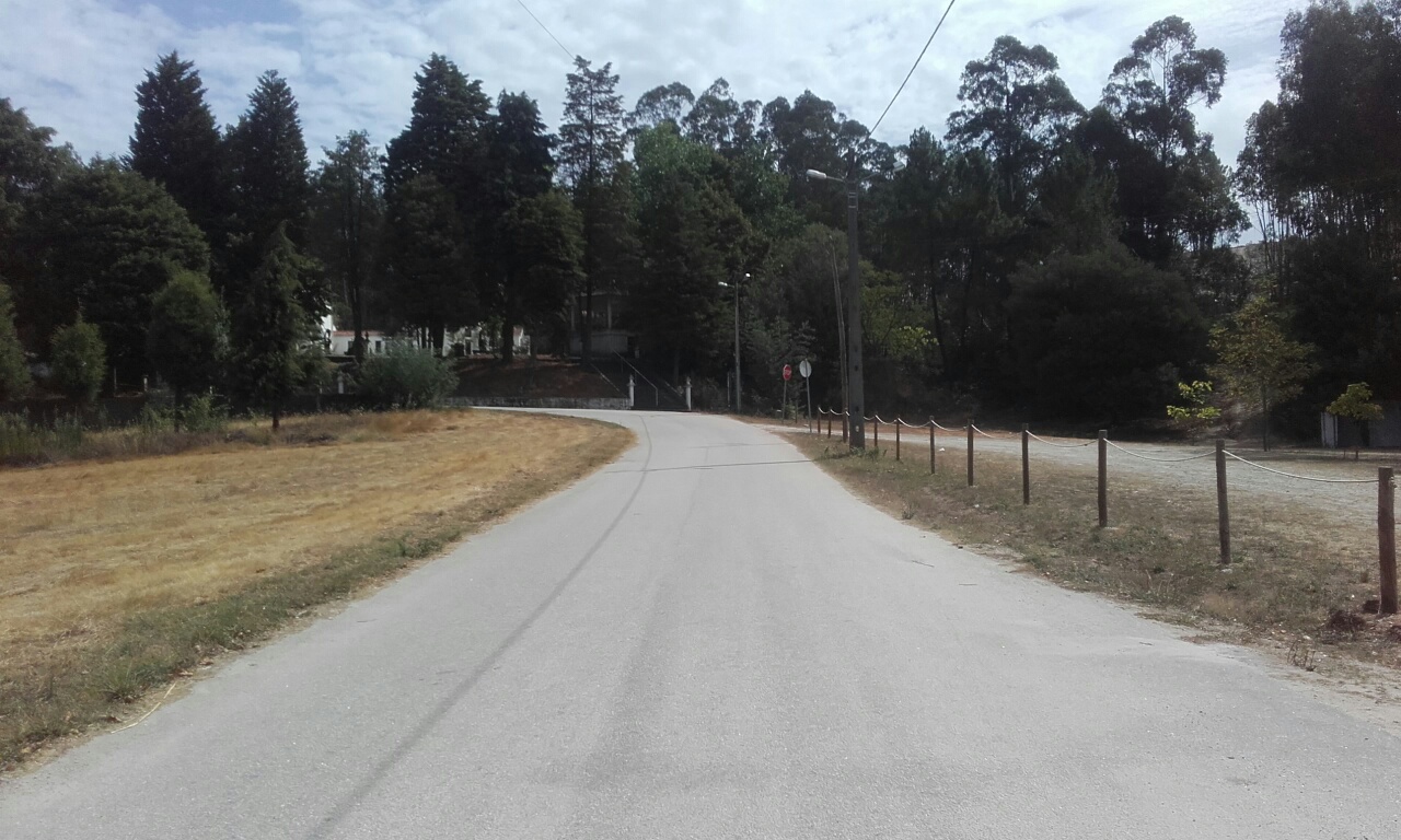 estrada de acesso á praia fluvial