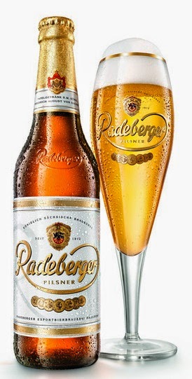 Μπουκάλι και ποτήρι της Radeberger Pilsner