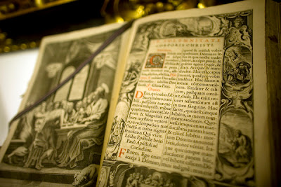 Santa Biblia. Museo de Santa María de la Asunción en Carmona, Sevilla, Andalucía, España Pueblos Antiguos. Antropología, arqueología, historia, mitología y tradiciones del mundo.