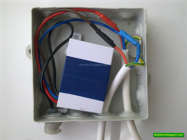 Соединение проводов светильника и сумеречного реле в монтажной коробке
