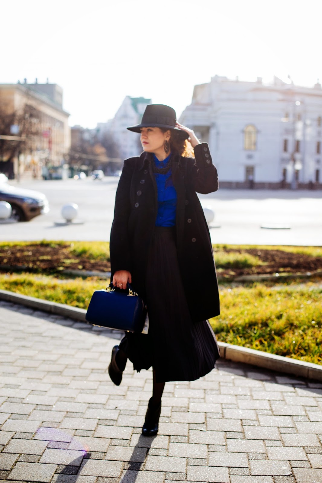 Черное пальто и шляпа. Девушка в пальто и шляпе. Шляпа к пальто длинному. Девушка в длинном пальто и шляпе.
