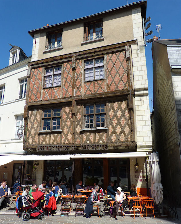 N0by An Der Loire Von Burgen Schlossern Brennenden Balken Und